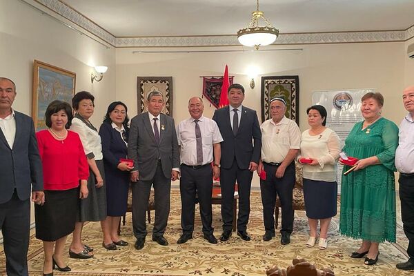 В Ташкенте состоялось награждение лиц, внесших вклад в развитие кыргызского языка - Sputnik Кыргызстан
