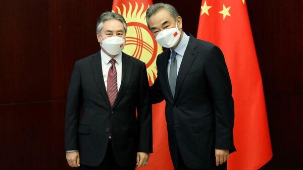 Министр иностранных дел Кыргызстана Жээнбек Кулубаев встретился с членом Государственного Совета, главой МИД Китая Ван И - Sputnik Кыргызстан