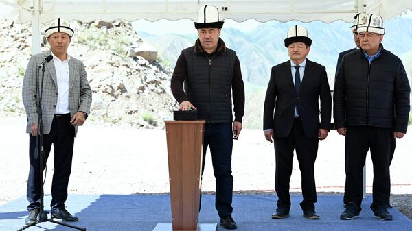 Президент КР Садыр Жапаров на торжественной церемонии начала строительства ГЭС Камбар-Ата-1 в Токтогульском районе Джалал-Абадской области - Sputnik Кыргызстан