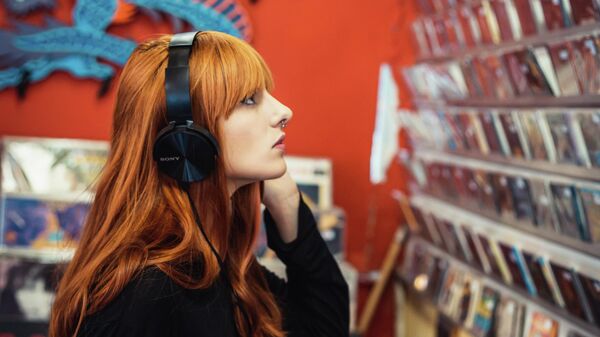 Девушка в магазине музыкальных дисков. Иллюстративное фото - Sputnik Кыргызстан