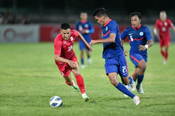 Кыргызстанская сборная вела игру — больше владела мячом, но результата в виде взятия ворот добиться не могла - Sputnik Кыргызстан