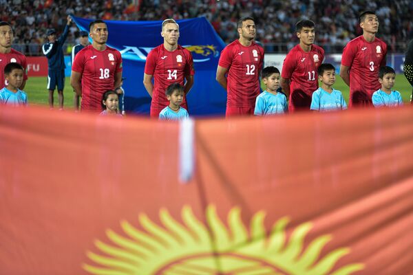 Команда Кыргызстана перед игрой. Это первый официальный матч с лета прошлого года. - Sputnik Кыргызстан