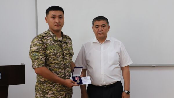 Председатель ГКНБ КР наградил врачей и военнослужащих  - Sputnik Кыргызстан