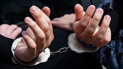 Сотрудники Росгвардии производят задержание в Крыму