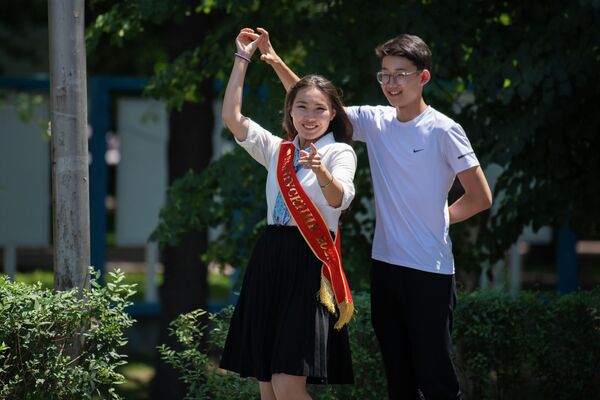 По данным Минобраза, в республике в 2022 году 11-й класс окончили около 68 тысяч выпускников, а 9-й — более 125 тысяч - Sputnik Кыргызстан