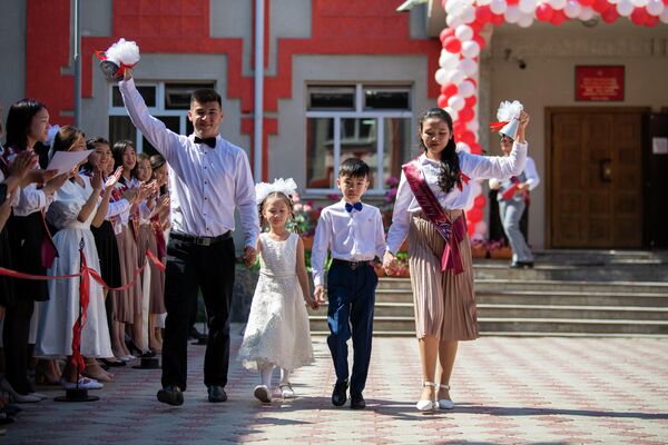 Выпускники одной из школ Бишкека на Последнем звонке - Sputnik Кыргызстан