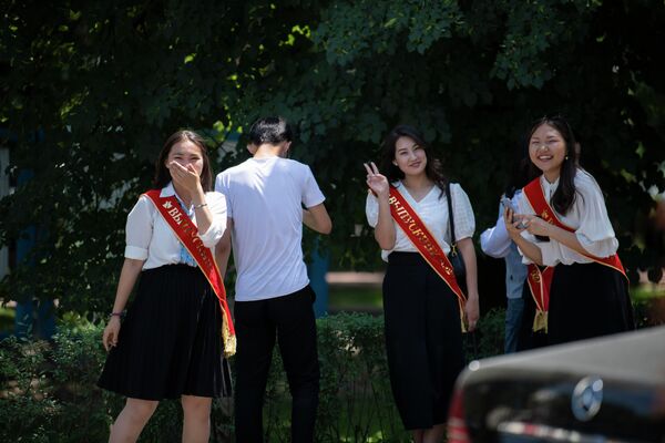 В Бишкеке в этом году насчитывается 14 257 выпускников 9-х классов и 8 233 — 11-х классов - Sputnik Кыргызстан