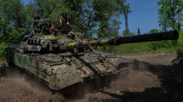 Украинские военнослужащие на танке в Донецкой области - Sputnik Кыргызстан