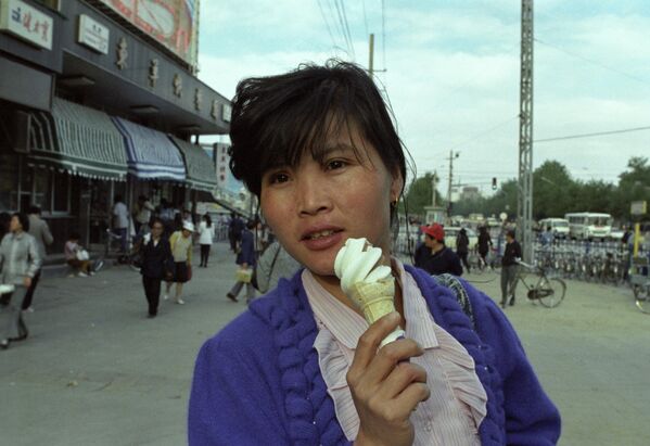 Девушка на одной из улиц Пекина - Sputnik Кыргызстан