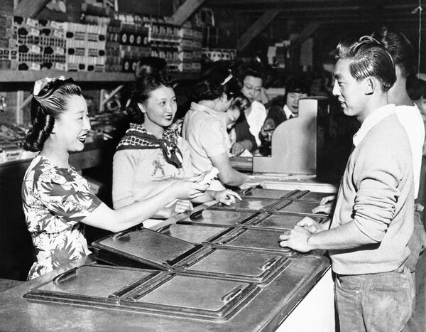 Магазин с мороженым в Ионе (Мансанар, Калифорния. 1942 - Sputnik Кыргызстан