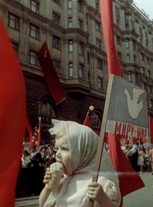 Девочка с мороженым на первомайской демонстрации - Sputnik Кыргызстан
