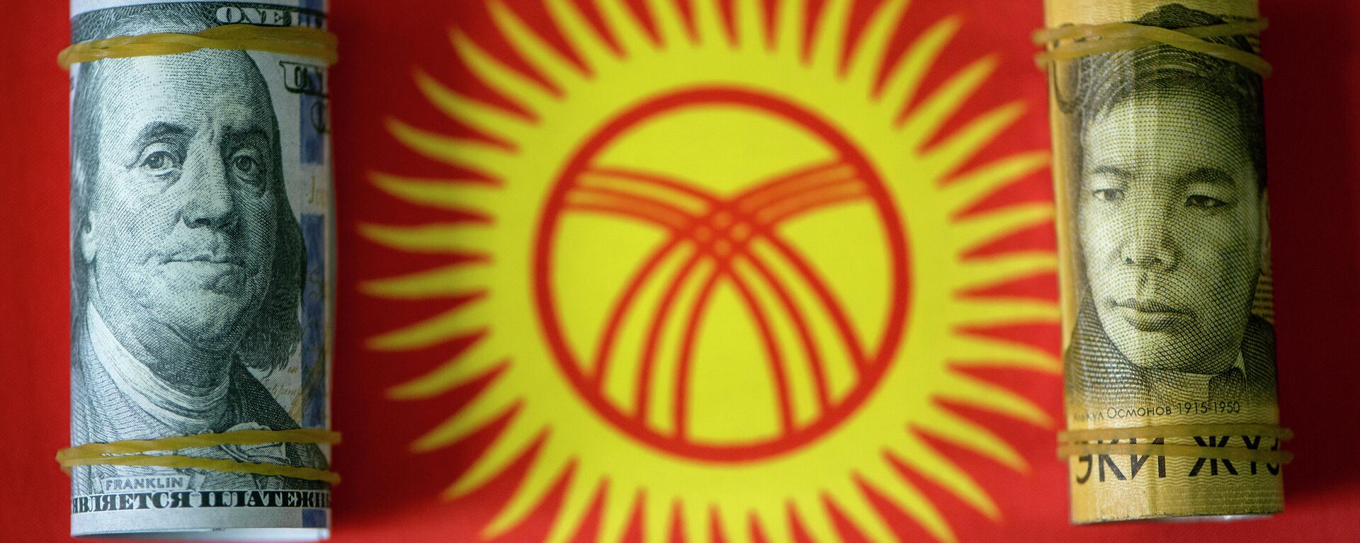 Сомы и доллары на фоне флага КР. Иллюстративное фото - Sputnik Кыргызстан, 1920, 11.11.2022
