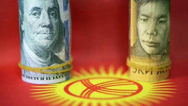 Сомовые и долларовые купюры на фоне флага КР. Иллюстративное фото - Sputnik Кыргызстан