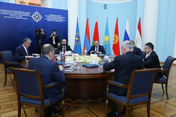 Министр иностранных дел Жээнбек Кулубаев принял участие в заседании Совета министров иностранных дел ОДКБ в Ереване - Sputnik Кыргызстан