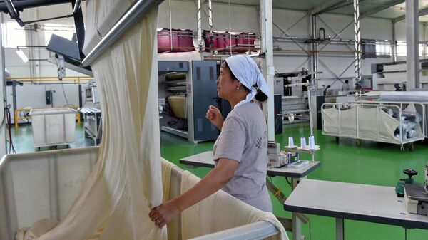 Пахтадан буюмдарды чыгаруучу заводдо ондуруш процесси. Архив - Sputnik Кыргызстан