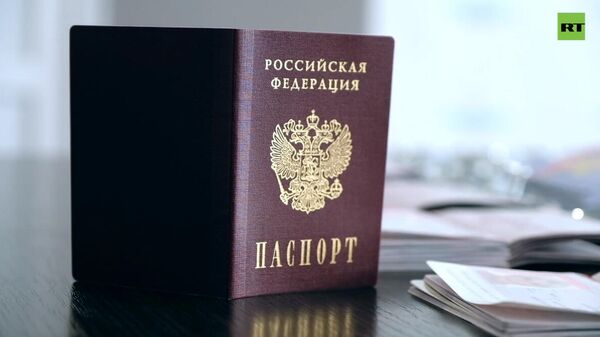 Мелитополдун жашоочулары Россия паспортун алышты. Видео - Sputnik Кыргызстан