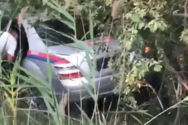 В субботу на объездной трассе в Ысык-Атинском районе произошла авария с участием служебного автомобиля ГУОБДД МВД - Sputnik Кыргызстан