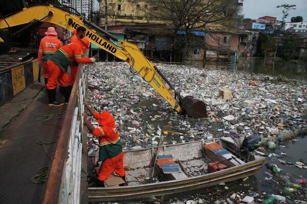 Городские рабочие очищают от мусора реку Негро в Манаусе (Бразилия) - Sputnik Кыргызстан