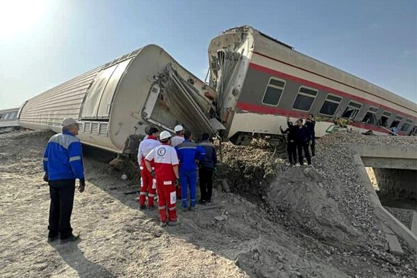 17 человек погибли в результате схода с рельсов пассажирского поезда в Иране. Как отмечают СМИ, трагедия могла произойти в результате столкновения поезда с экскаватором. - Sputnik Кыргызстан