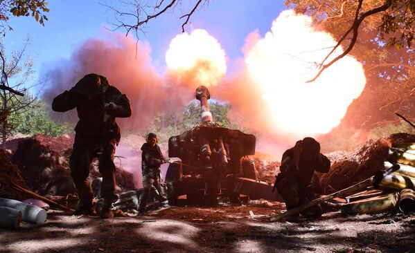 Бойцы артиллерийского расчета Народной милиции ЛНР ведут огонь из 152-миллиметровой гаубицы Д-20 по позициям ВСУ с окраин Попасной - Sputnik Кыргызстан