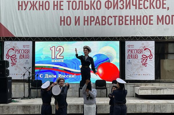 12 июня в Русском драмтеатре в Бишкеке состоялась ярмарка ремесел - Sputnik Кыргызстан