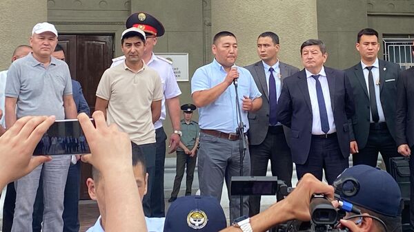  Министрлер кабинетинин төрагасы Акылбек Жапаров ККМге каршы митингге чыккандар менен жолугушуу учурунда - Sputnik Кыргызстан