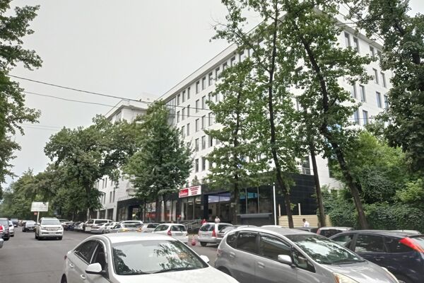 По словам депутата, когда компанию возглавил Тенгиз Болтурук, они арендовали крупный офис в здании на пересечении улиц Киевской и Панфилова (центр Бишкека) - Sputnik Кыргызстан