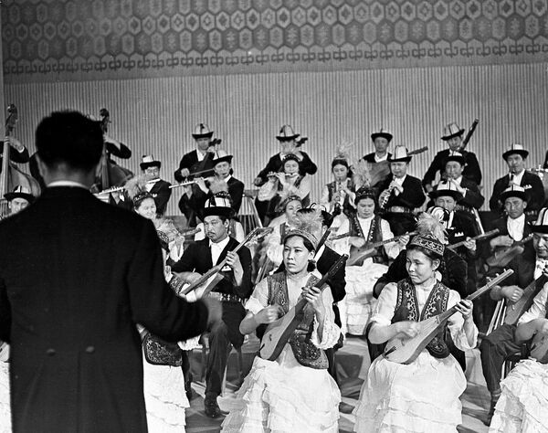 Маэстро 1962-1972-жылдары Карамолдо Орозов атындагы эл аспаптар оркестринин көркөм жетекчиси, башкы дирижеру болгон - Sputnik Кыргызстан