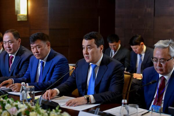 Глава кабмина сказал, что главы двух стран поставили задачу довести уровень товарооборота до 2 миллиардов долларов - Sputnik Кыргызстан