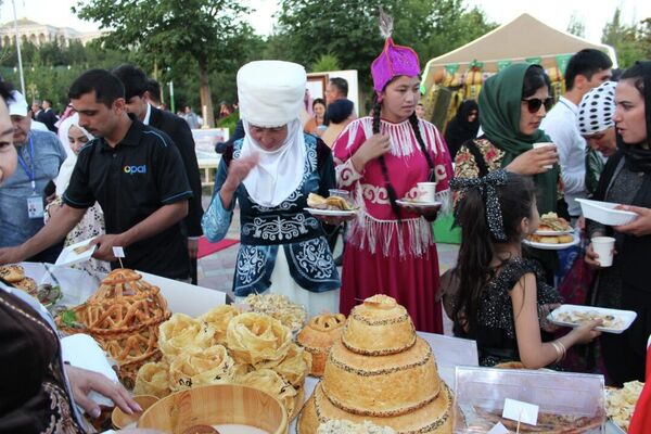 Кыргызстандын Тажикстандагы элчилиги  кол өнөрчүлүк, тамак-аш фестивалына катышты - Sputnik Кыргызстан