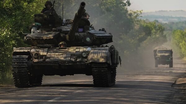 Украинский танк движется по Донецкой области - Sputnik Кыргызстан
