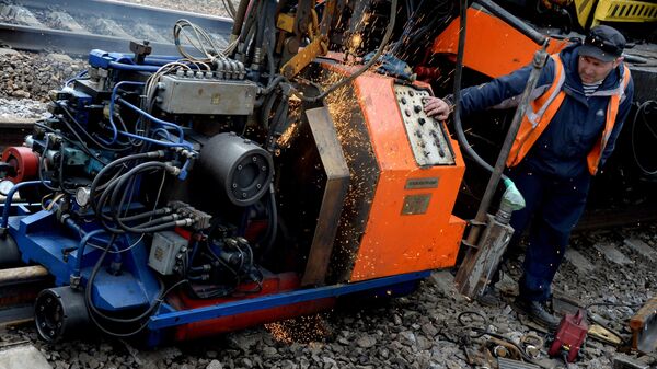Путевая сварочно-рельсовая машина во время ремонта железнодорожных рельс. Архивное фото - Sputnik Кыргызстан