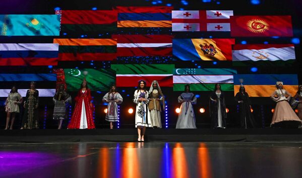 Также среди участниц были девушки из Литвы, Латвии, Эстонии и с Кубы - Sputnik Кыргызстан