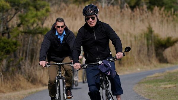 Президент Джо Байден едет на велосипеде. Архивное фото - Sputnik Кыргызстан