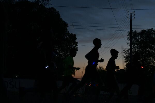 Участники ночного забега Toyboss Night Run 2022 в Бишкеке. В мероприятии участвовали около 2 тысяч человек, они бежали на дистанциях 5, 10 и 21,1 километра, также прошла командная эстафета. - Sputnik Кыргызстан