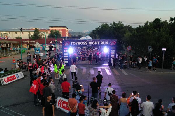 18 июня в Бишкеке прошел ночной забег Toyboss Night Run 2022 - Sputnik Кыргызстан