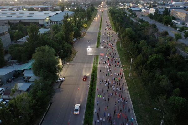 В день мероприятия оцепили только одну полосу дороги, чтобы не препятствовать движению автомобилей - Sputnik Кыргызстан