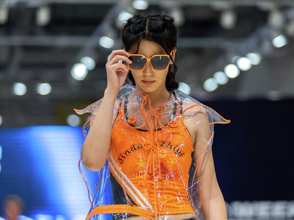 Бетперде киген шаштары бар брюнетканың эротикалық фотосы