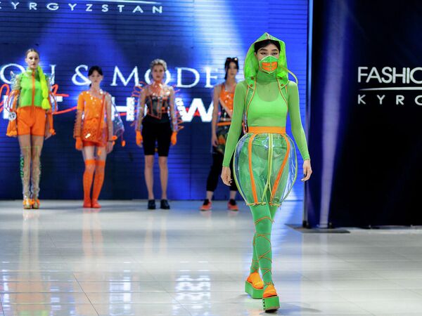 Маска мындан ары коргоо каражаты гана эмес, мода коллекциясынын бир бөлүгү болуп калды - Sputnik Кыргызстан