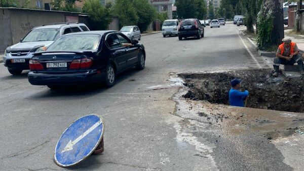Самовольные раскопки без разрешительных работ на проезжей части дорог Бишкека - Sputnik Кыргызстан