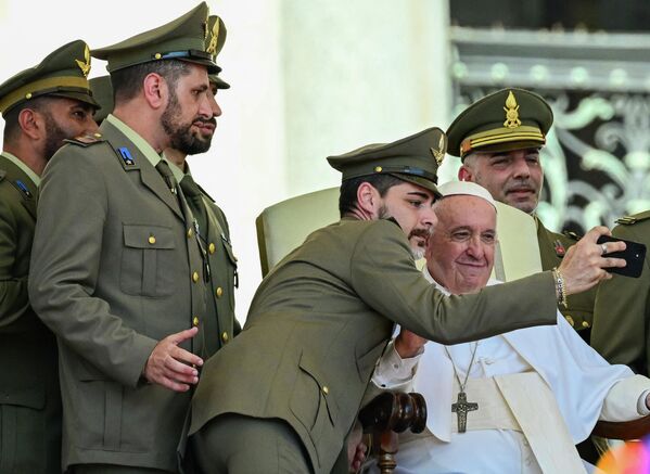 Папа римский Франциск фотографируется с офицерами итальянской армии в Ватикане - Sputnik Кыргызстан
