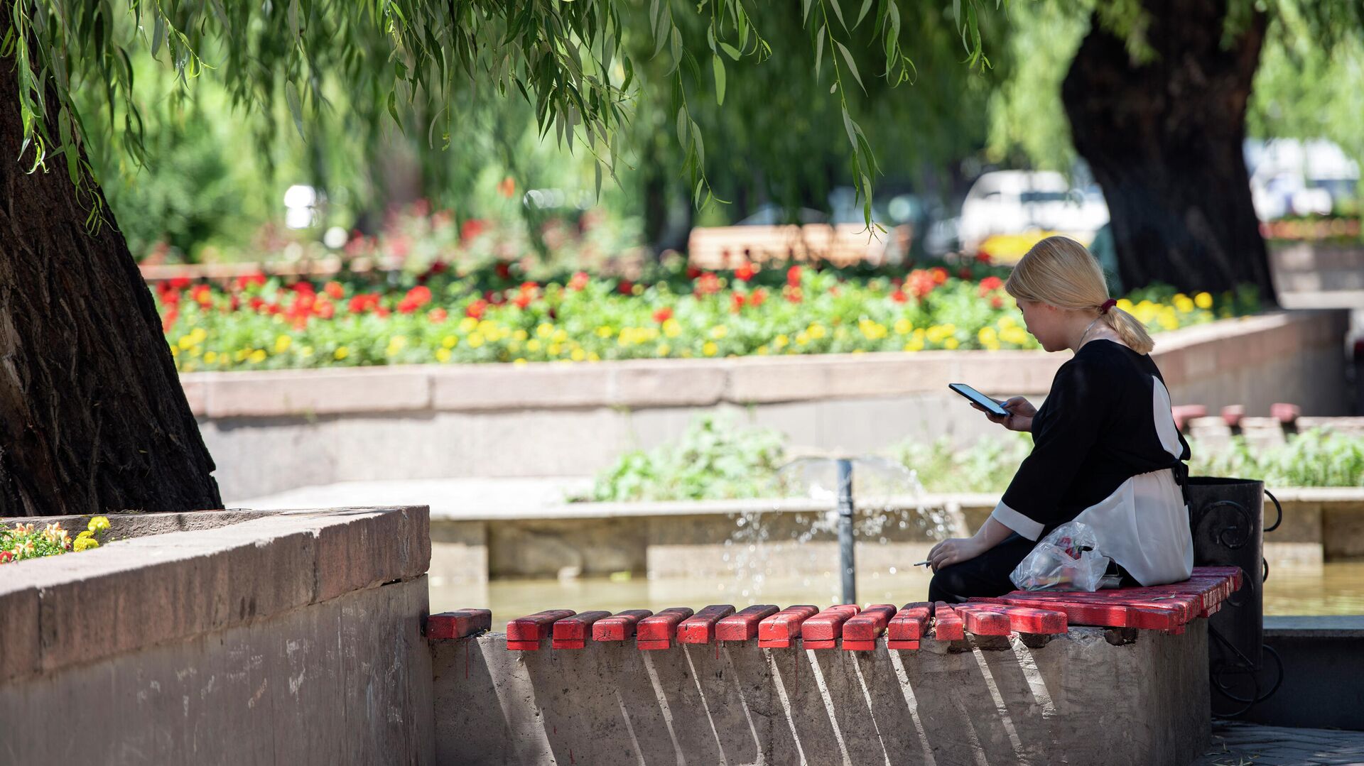 Девушка со смартфоном в парке Бишкека - Sputnik Кыргызстан, 1920, 15.07.2022