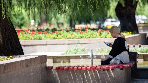 Бишкекте кыз скамейкада отуруп жатат. Архив - Sputnik Кыргызстан