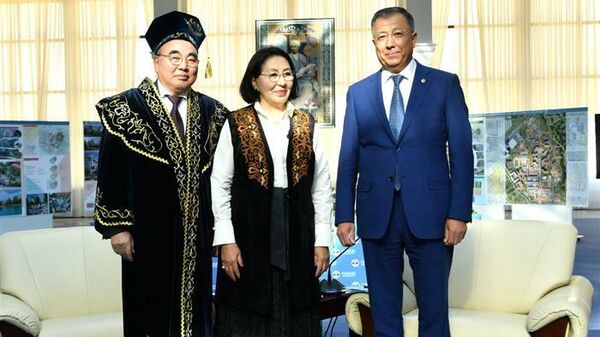 Первый президент Кыргызстана Аскар Акаев с супругой Майрам Акаевой посетили Казахский национальный университет имени Аль-Фараби - Sputnik Кыргызстан