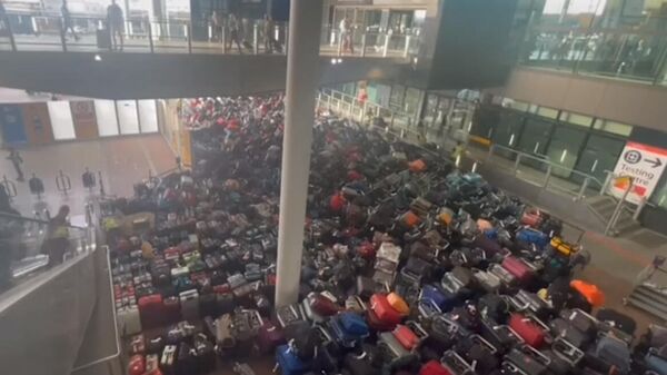 Видео чемоданного хаоса в аэропорту Лондона — пассажиры улетают без багажа - Sputnik Кыргызстан