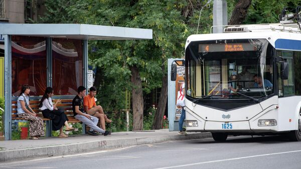 Троллейбус на остановке в Бишкеке. Архивное фото - Sputnik Кыргызстан