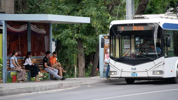 Троллейбус стоит на остановке на одной из улиц Бишкека. Архивное фото - Sputnik Кыргызстан