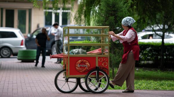 Уличная продавщица на проспекте Эркиндик в Бишкеке. Архивное фото  - Sputnik Кыргызстан