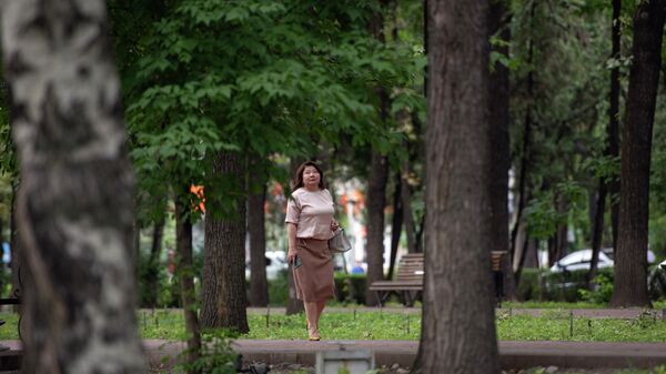 Женщина гуляет по скверу в Бишкеке. Архивное фото  - Sputnik Кыргызстан