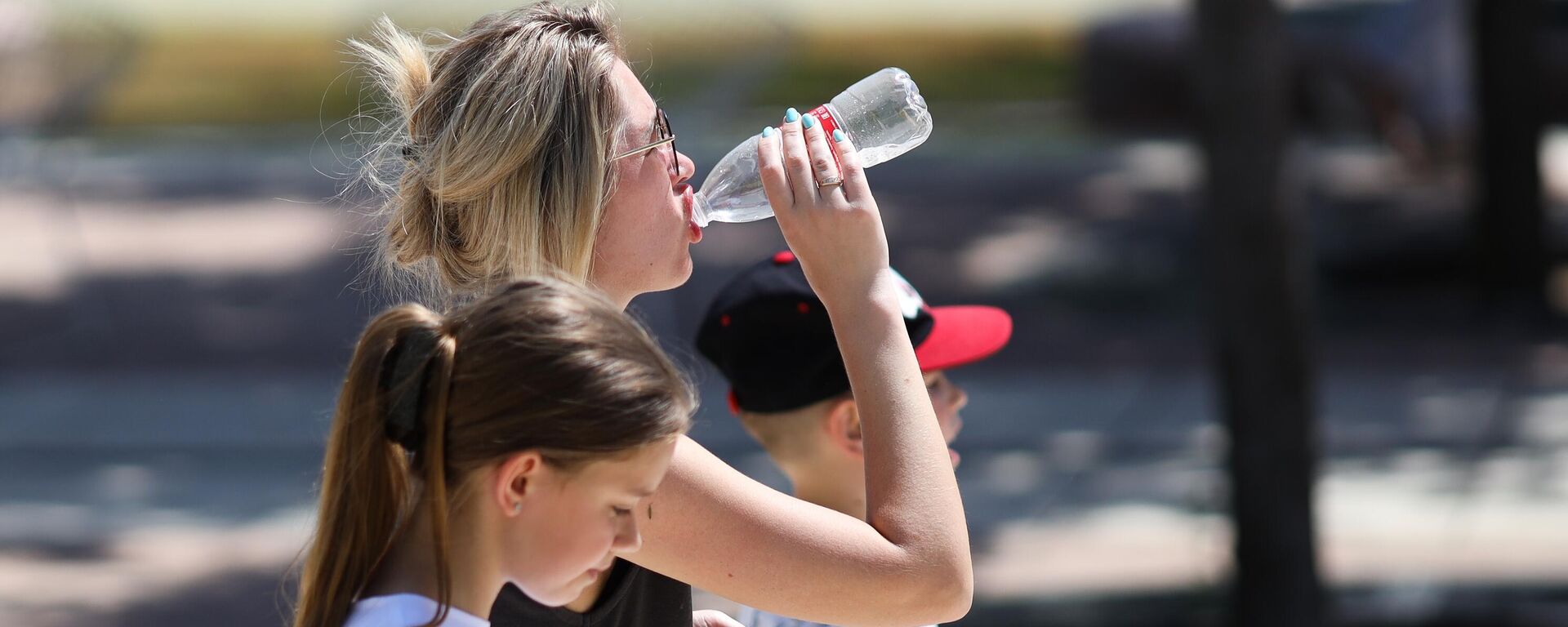 Люди гуляют в жаркую погоду. Архивное фото - Sputnik Кыргызстан, 1920, 24.06.2022